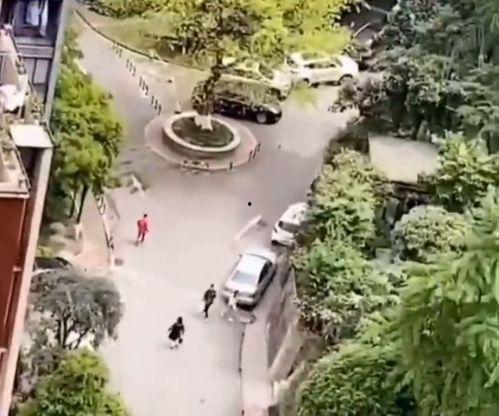 男子阳台吃瓜视频,男子悠闲享受夏日时光