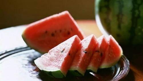 手剥皮吃瓜视频