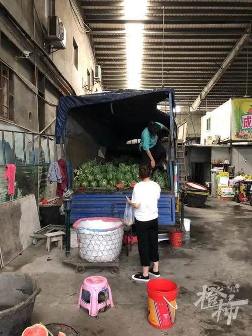 吃瓜群众摔倒护栏视频播放,视频记录全过程