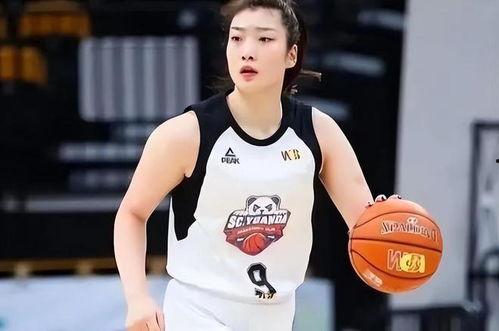 篮球李梦吃瓜视频,球场内外两重天