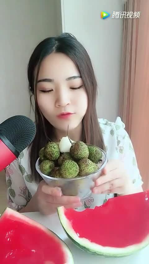 美女吃哈密瓜荔枝视频,美女品尝哈密瓜荔枝，视觉盛宴来袭