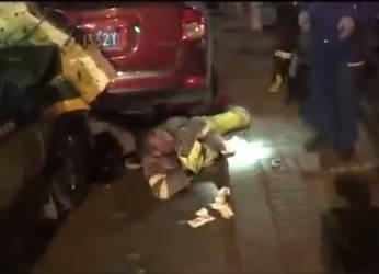 路边吃瓜的老大爷视频