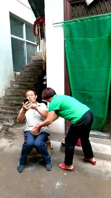 边吃瓜边看裤子视频