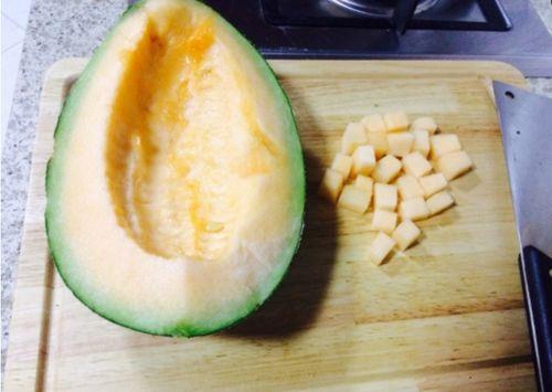 大鹅吃哈密瓜视频