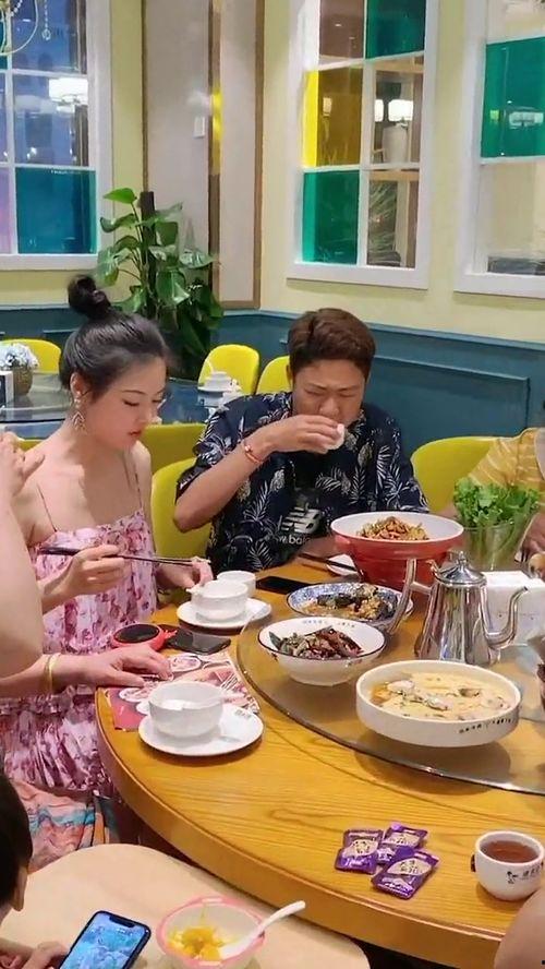 家庭聚会吃瓜视频,共享吃瓜时光