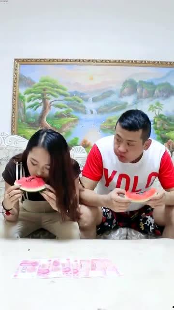 女子吃瓜比赛赢了视频,瓜界新纪录诞生！